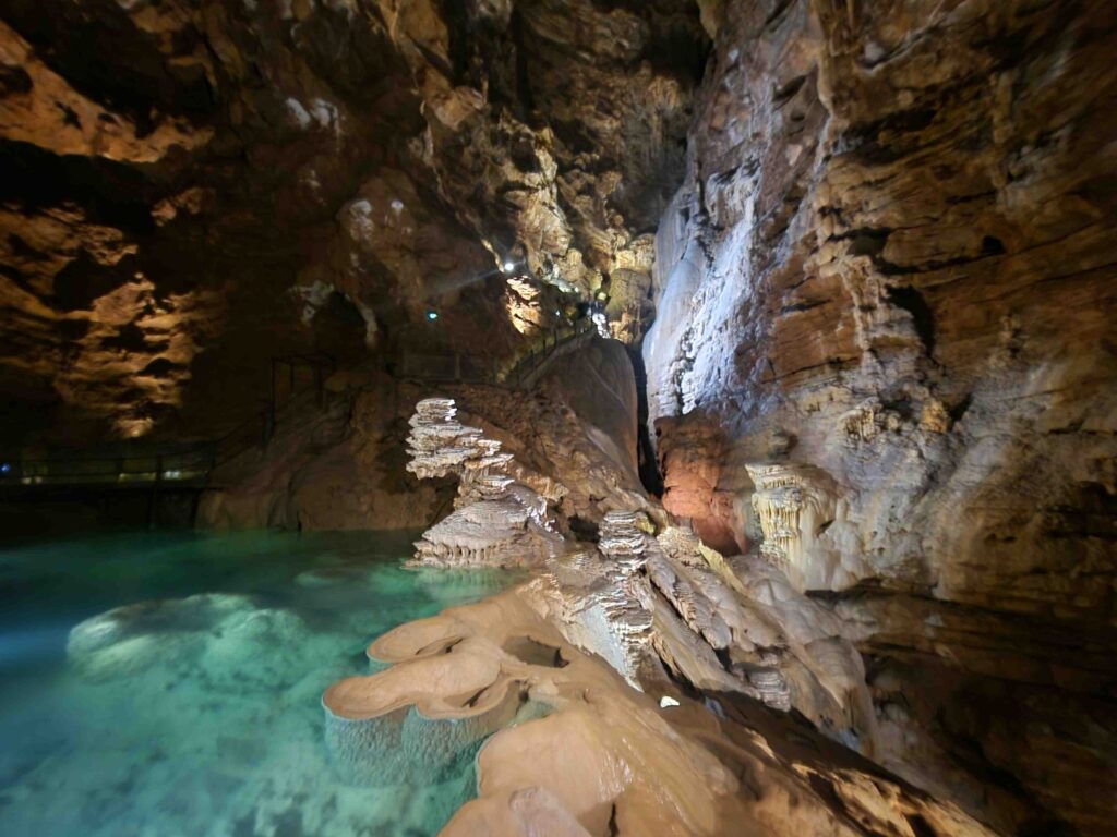 Lac souterrain et formations rocheuses du Gouffre de Padirac