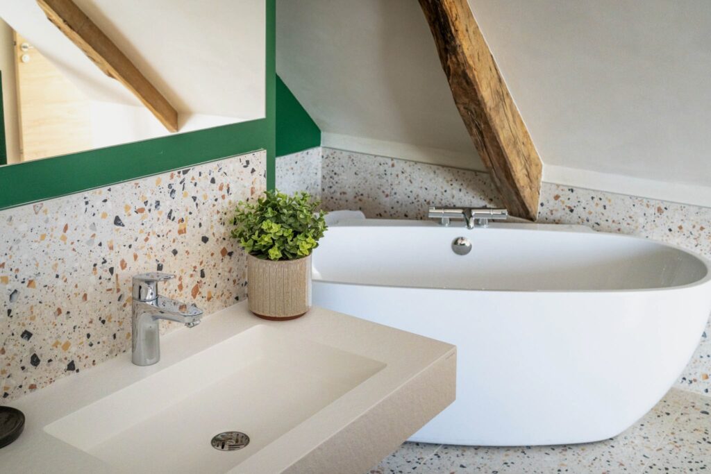 Baignoire îlot de la suite romantique Adrien à l’Allée des Noyers