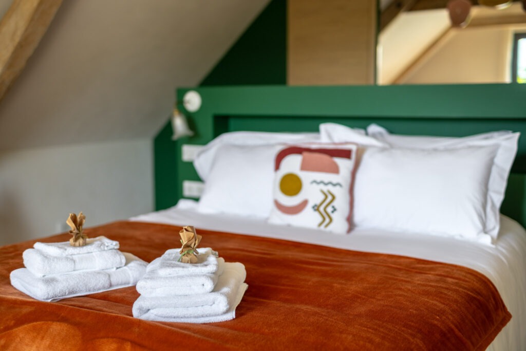 Lit Queen Size de la suite romantique Adrien à l’Allée des Noyers