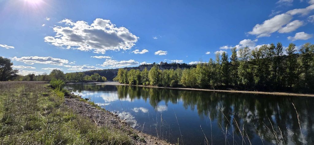 La Dordogne à Floirac – Balade de la Couasne Paysage de la Dordogne à Floirac, avec ses berges arborées et les reflets du ciel bleu sur la rivière