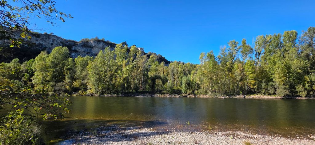 Panorama de la Vallée de la Dordogne et de ses paysages naturels dans le LotPanorama de la Vallée de la Dordogne et de ses paysages naturels dans le Lot